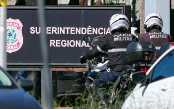 Escoltado por dois carros da Polícia Federal, Bolsonaro deixa prisão para cirurgia no Hospital DF Star