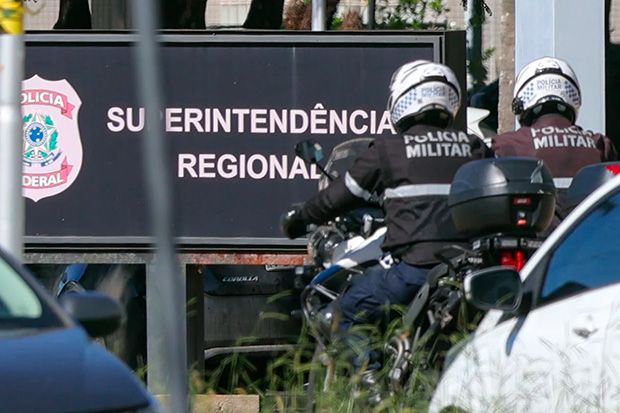 Escoltado por dois carros da Polícia Federal, Bolsonaro deixa prisão para cirurgia no Hospital DF Star