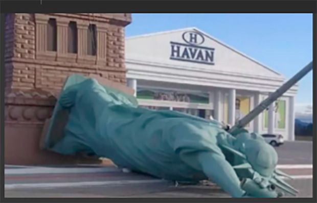 Estátua da Havan cai com força do vento durante temporal no RS