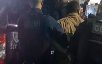 Fiel invade igreja no ES, derrubar hóstias e atingir o padre com uma Bíblia