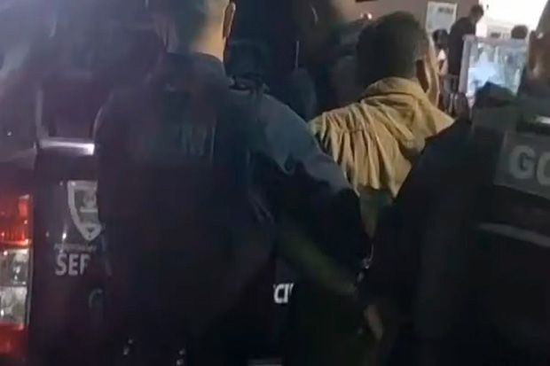 Fiel invade igreja no ES, derrubar hóstias e atingir o padre com uma Bíblia