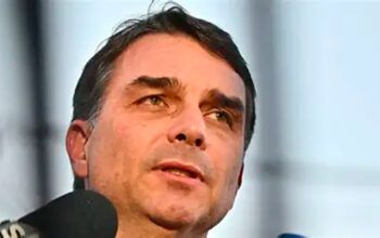 Flávio confirma candidatura após visitar Bolsonaro: “Irreversível”