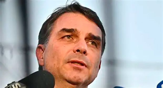 Flávio confirma candidatura após visitar Bolsonaro: “Irreversível”