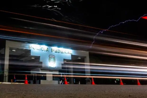 Foto registra raio caindo perto do prédio onde Bolsonaro está detido