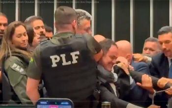 Glauber Braga é retirado à força do plenário  após ocupar cadeira da Presidência da Câmara,