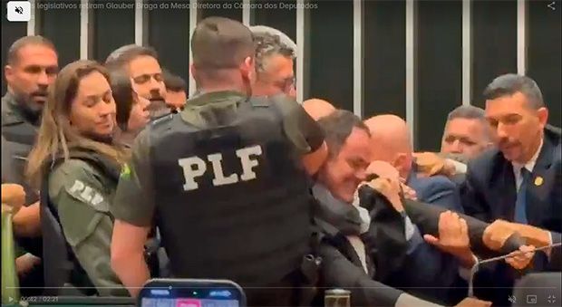 Glauber Braga é retirado à força do plenário  após ocupar cadeira da Presidência da Câmara,