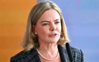 Gleisi reage a editorial do Estadão e acusa jornal de defender privilégios