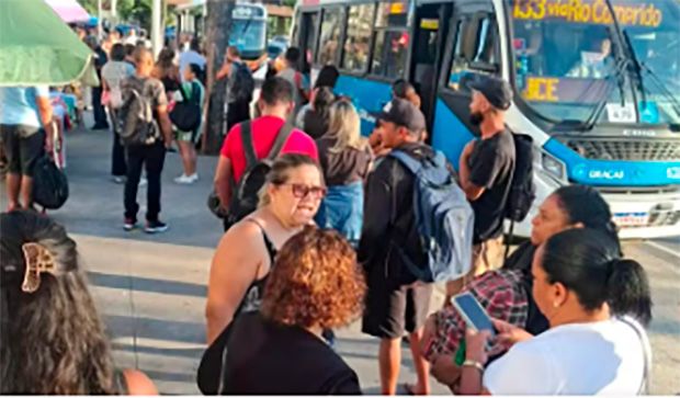 Motoristas e mecânicos das viações Vila Isabel e Real, na Zona Norte do Rio, paralisaram as atividades