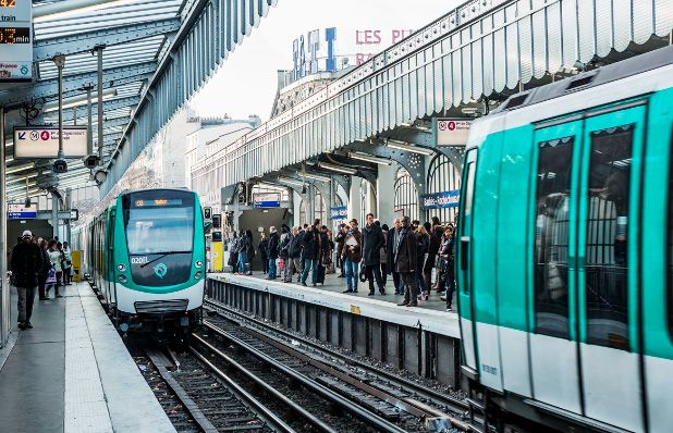 Homem ataca mulheres com faca em estações de metrô em Paris e é preso