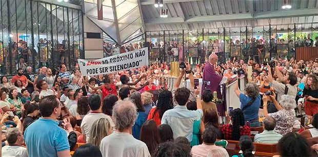 Primeira missa de Padre Júlio fica lotada após  Dom Odilo impedir transmissão pela internet