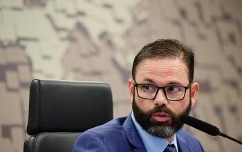 Jorge Seif paga R$ 31 mil a ex-diarista que nunca foi vista no gabinete do senador, denuncia site