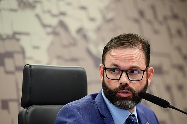 Jorge Seif paga R$ 31 mil a ex-diarista que nunca foi vista no gabinete do senador, denuncia site