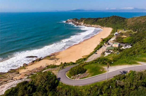 Juiz proíbe prisão de quem for flagrado peladão em praia de SC