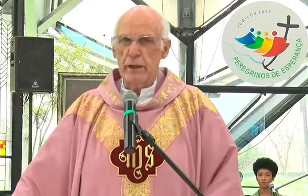 Júlio Lancellotti é aplaudido de pé em 1ª missa após veto de cardeal