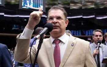 Líder do PL dispara contra Moraes após decisão sobre Zambelli: “Ditador psicopata”