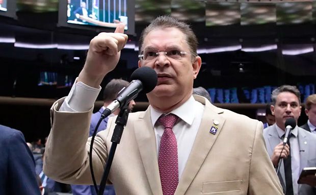 Líder do PL dispara contra Moraes após decisão sobre Zambelli: “Ditador psicopata”