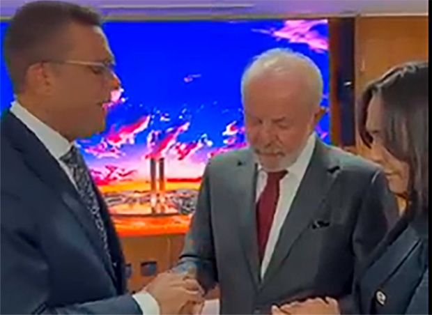 Lula publica vídeo sendo abençoado por pastor que foi aliado de Bolsonaro