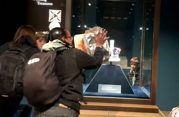 Manifestantes jogam bolo contra vitrine das Joias da Coroa em Londres