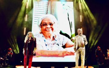 Maria Bethânia lamenta morte de Mãe Carmen do Gantois e faz homenagem