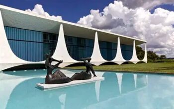 Moraes autoriza PF a ouvir Bolsonaro sobre bens em cofres do Alvorada