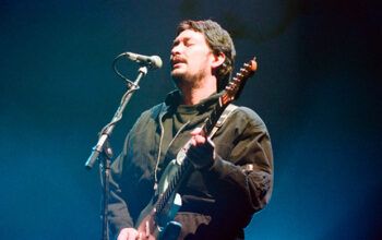 Morre Chris Rea, cantor britânico de “Driving Home for Christmas”, aos 74 anos