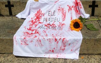 “Basta de feminicídio. Queremos as mulheres vivas” é o lema das manifestantes.