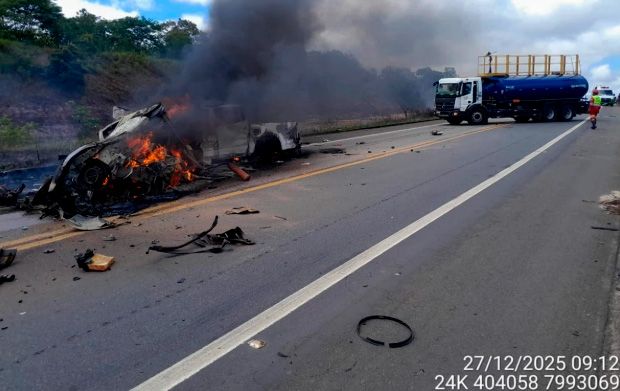 Na BA, 10 pessoas morrem após colisão frontal e incêndio de carros