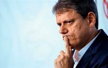 O silêncio de Tarcísio após a definição de Flávio como candidato do bolsonarismo