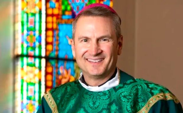 Papa Leão XIV troca cardeal conservador por bispo crítico de Trump em NY