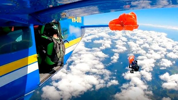 Paraquedista fica preso em asa de avião no norte da Austrália durante salto em queda livre