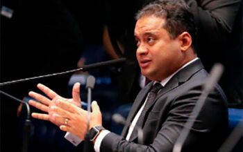 PF faz buscas contra senador Weverton Rocha e prende filho do Careca do INSS