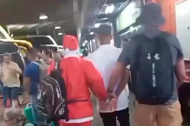 Policial disfarçado de Papai Noel prende bandido foragido da Justiça
