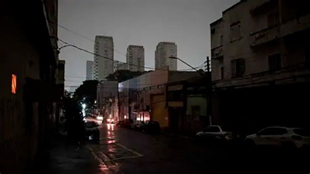Quase 1 milhão de imóveis continuam sem luz dois dias após vendaval em SP