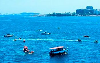 Avião usado para propaganda cai no mar da praia Copacabana neste sábado; piloto morre