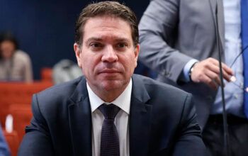 STF determina e Câmara bloqueia salário e cota parlamentar de Ramagem