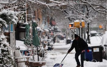 Tempestade de inverno gera caos nos países da Escandinávia, deixando uma pessoa morta e milhares de casas sem energia