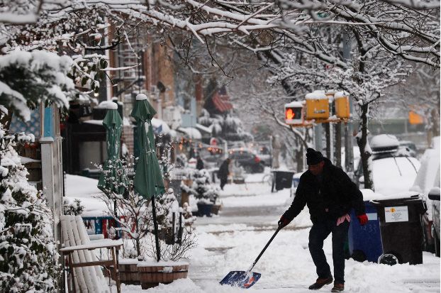 Tempestade de inverno gera caos nos países da Escandinávia, deixando uma pessoa morta e milhares de casas sem energia