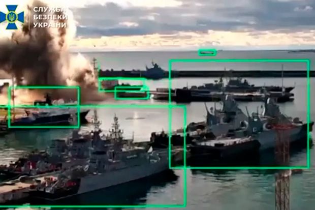 Ucrânia atinge submarino russo em ataque inédito no Mar Negro