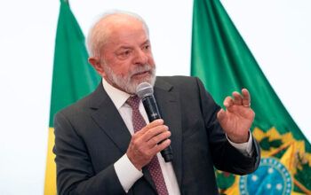 Aos 90 anos do salário mínimo, Lula diz que valor é “muito baixo”