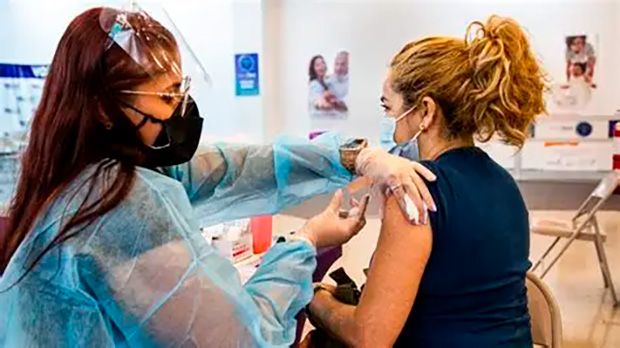 Após cinco anos de vacinação, covid recua, mas ainda preocupa