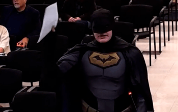 ‘Batman’ interrompe reunião pedindo ações contra o ICE na Califórnia