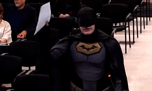 ‘Batman’ interrompe reunião pedindo ações contra o ICE na Califórnia