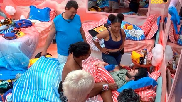 BBB 26: Marcelo passa mal em festa após beijo com Breno e web reage com memes