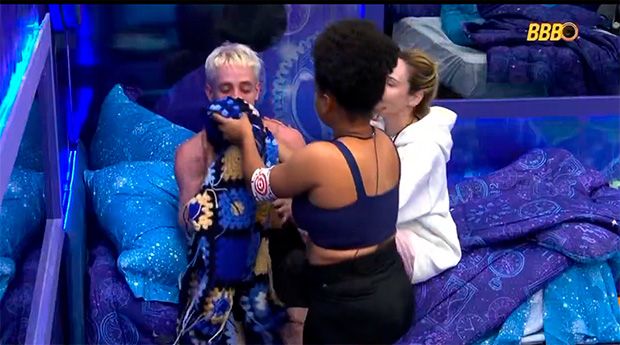 BBB 26 - Pedro derruba própolis na mochila de Flosse e suja casaco de Marina Sena: "Você derramou o bagulho inteiro e não falou nada?"
