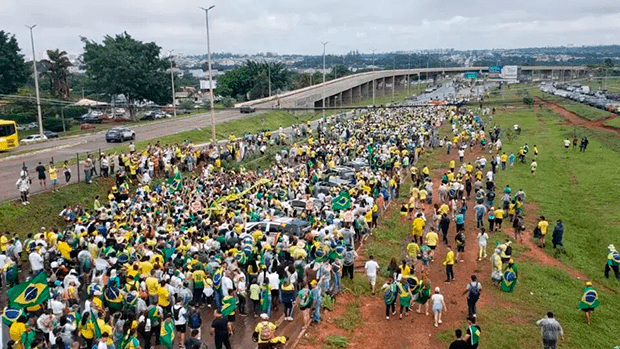 Caminhada de Nikolas termina com adesão abaixo da expectativa alimentada por aliados e por perfis bolsonaristas