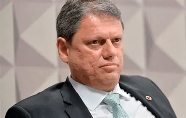 “Cara de pau”: Gleisi detona Tarcísio após fala sobre “crise moral”