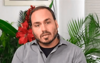 Carluxo faz drama sobre Bolsonaro na Papudinha: “Comemos cascas de pão”