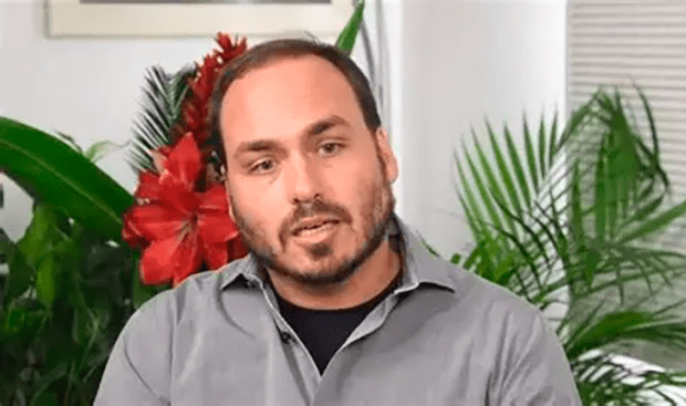 Carluxo faz drama sobre Bolsonaro na Papudinha: “Comemos cascas de pão”