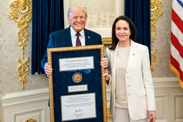 Casa Branca divulga foto de Trump com Nobel da Paz dado por Corina