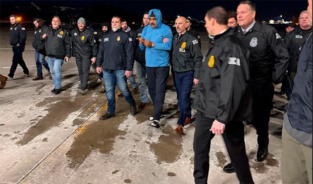 Casa Branca exibe imagens de Maduro levado por agentes federais à prisão nos EUA